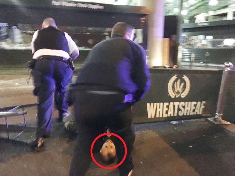 СНИМКИ (18+) на очевидци показаха момента, в който полицаите разстрелват терористите от „Лондон бридж” 