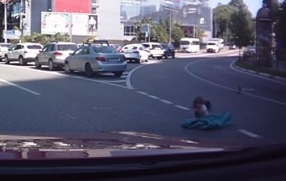Две хлапета изпаднаха от багажника на „Волво” и без малко да се случи най-лошото  (ВИДЕО)