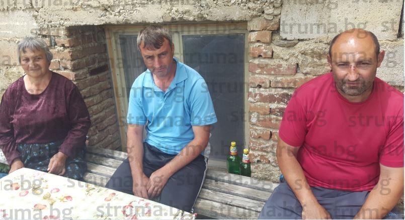 Роми клаха с коса мъж от Микрево, докато им пречи да му откраднат люцерната (СНИМКИ 18+)