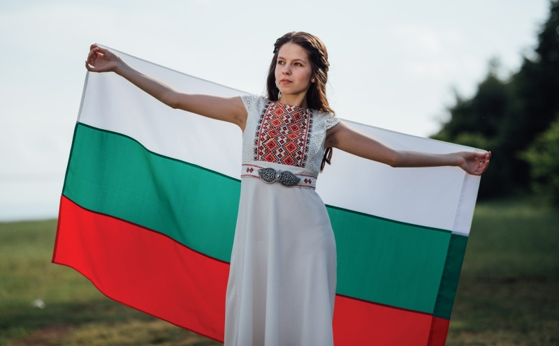 Бялата рокля с български шевици превърна Деница в най-красивата абитуриентка във Велико Търново (СНИМКИ)