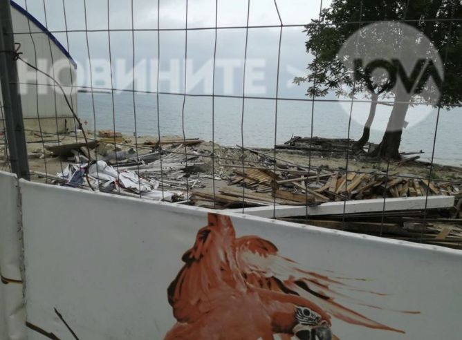 Морската столица посреща туристи с бетон, строителни материали и боклуци (СНИМКИ)