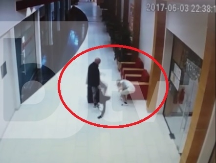 Ужасяващ момент! Появи се брутално ВИДЕО как подивелият швед рита в главата камериерката Диана в Слънчака