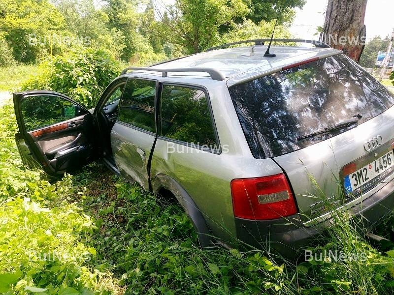 Зверски удар край Враца! Кола хвърча 50 метра и нацепи дърво след сблъсък с друга (СНИМКИ)