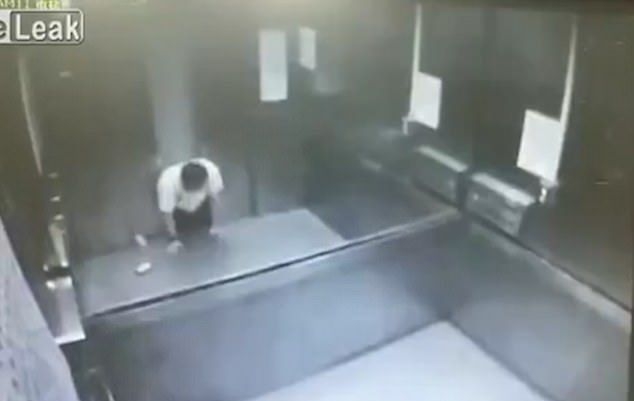 Ужасяващ момент! Асансьор смазва човек, докато се опитва да влезе в него (ВИДЕО)