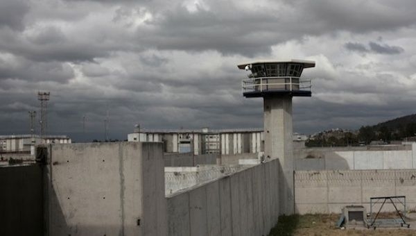 Двама полицаи загинаха при продължаваща престрелка в мексикански затвор