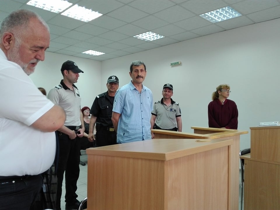 Арогантният стрелец, който се прицели с пистолет в две деца и рани баща им, омекна в съда (СНИМКА)