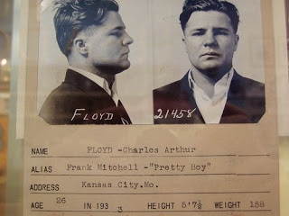 Уникалната история на Хубавеца Флойд - престъпникът, който искаше да помага на хората като Робин Худ (СНИМКИ)
