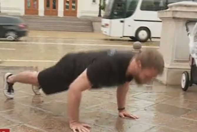 Лицеви опори пред парламента! Кой и защо ги прави?