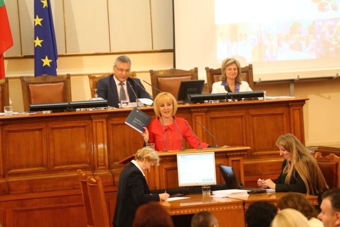 Манолова с важен доклад за битката срещу произвола на монополите (СНИМКИ)
