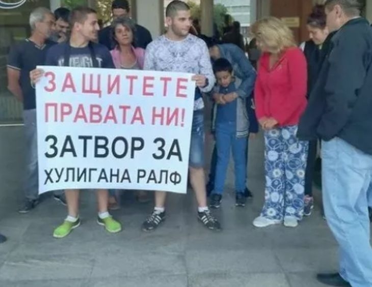 Недоволството срещу шведа-побойник ескалира! Бургазлии излязоха на протест (СНИМКИ)
