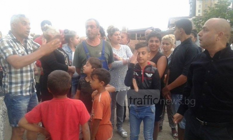 Скандал в Пловдив! Роми се вдигнаха на бунт, плашат с блокада Общината (СНИМКИ)
