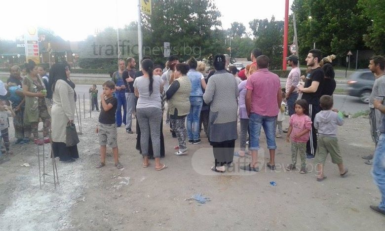 Скандал в Пловдив! Роми се вдигнаха на бунт, плашат с блокада Общината (СНИМКИ)