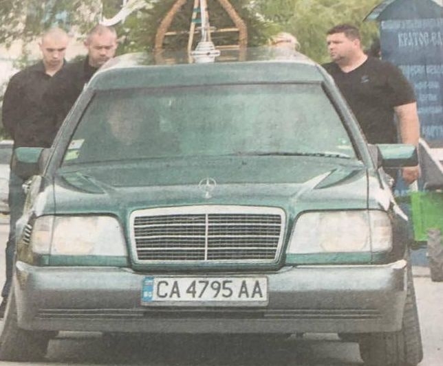 СНИМКИ (18+) от погребението на младата майка Силвия, убита брутално в "Люлин" от рецидивиста Тунджай