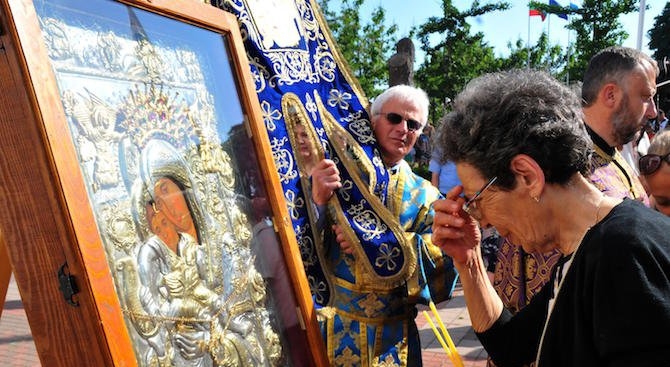 Чудотворната икона се мести в София
