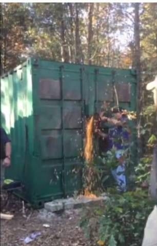 Смразяващ момент: Освобождават секс робиня, държана два месеца в плен от психопат, екзекутирал гаджето ѝ (СНИМКИ/ВИДЕО)