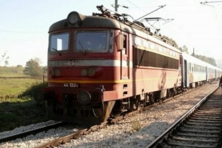 Ужас до Батановци! Мъж се връщаше от работа, когато му прилоша, падна на влаковите релси и стана най-страшното