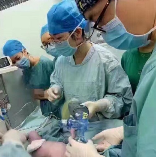 Жена с наднормено тегло отиде да ражда! Лекарите обаче останаха втрещени от това, което разбраха и "извадиха" от нея (СНИМКИ 18+)
