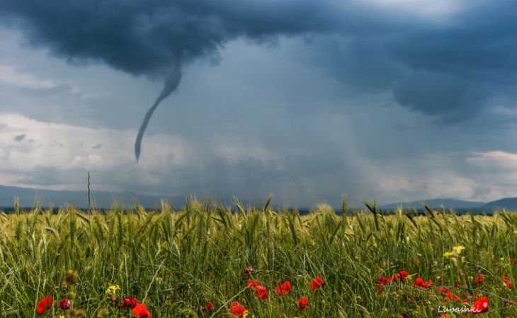Фотограф с УНИКАЛНИ СНИМКИ на аномалията в Долината на розите: Беше величествено, страховито и хипнотизиращо, ръката ми трепереше...