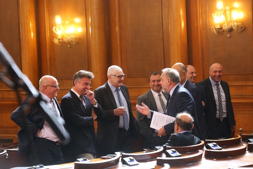 Партиите започват наддаването за нов шеф на Здравната каса