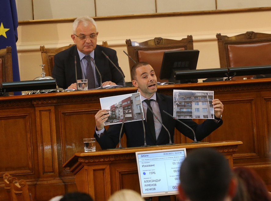 Депутат от ГЕРБ хвърли светлина около строежа на небостъргачи в София   