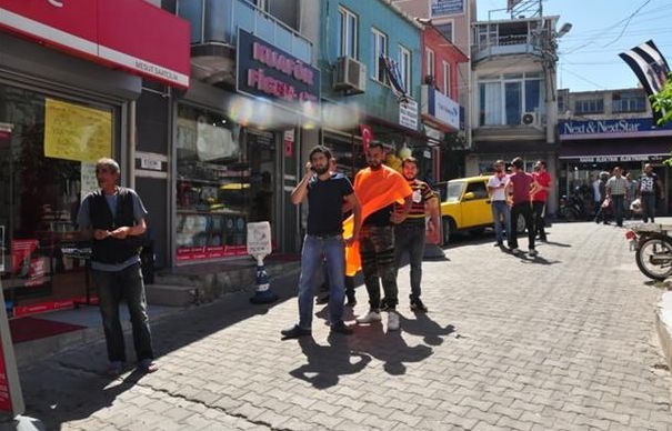 Драматични кадри от земетресението в Турция, хиляди излязоха на улиците, полудели от паника (СНИМКИ/ВИДЕО)
