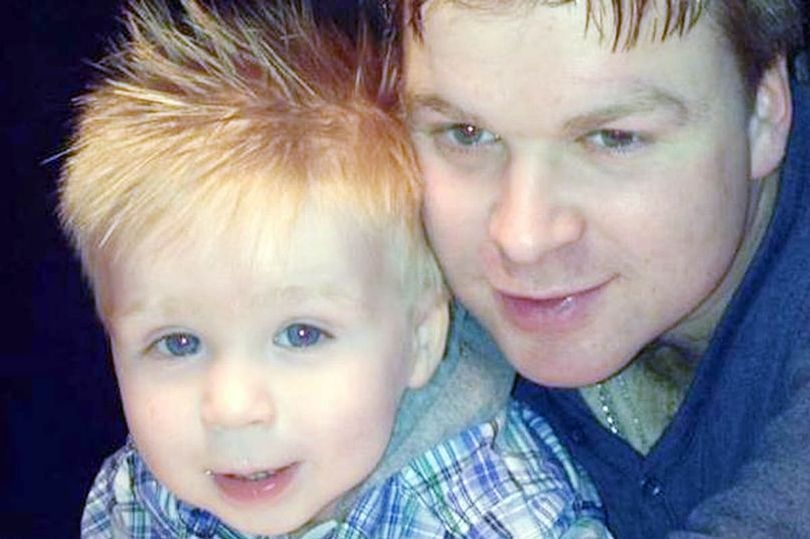 Джони се събуди след месеци кома, за да се запознае с новородения си син (СНИМКИ)