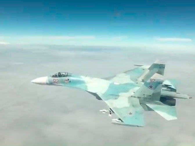 Американски пилот засне как го прехваща руски Су-27 (ВИДЕО)