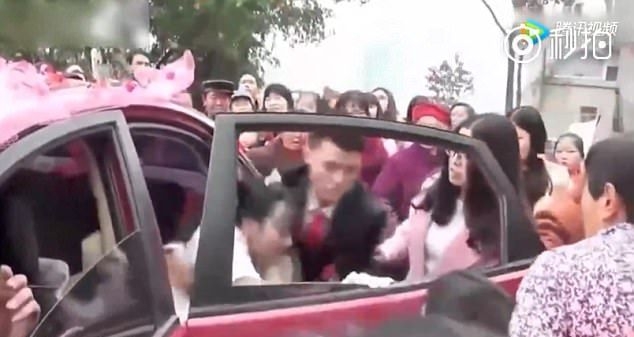 Побеснял младоженец брутално влачи булката си от колата (СНИМКИ/ВИДЕО)
