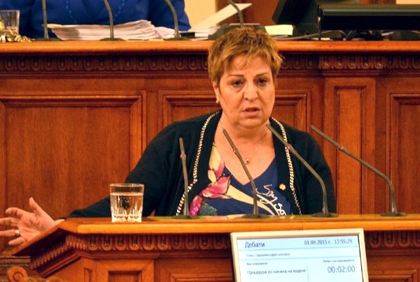 Депутатката Снежана Дукова: БСП позорно да мълчат за пенсионните фондове – източиха ги през 90-а с червените куфарчета