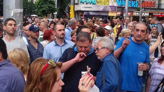 Върха на наглостта: Обвиняемият за далавери Ненчев "марширува" за правосъдие (СНИМКИ)