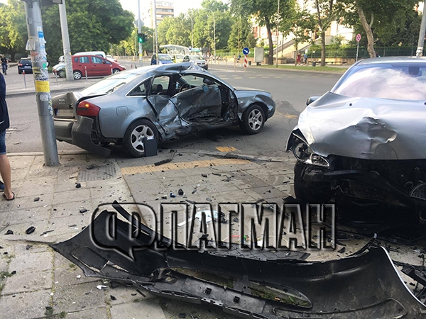 Ауди и Пежо се размазаха в Бургас, малко момиченце е обляно в кръв (СНИМКИ)