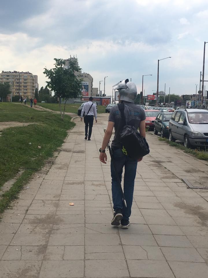 Дискусия в мрежата: Какъв е тоя с кован шлем на главата, който скита по улиците на "Люлин" (СНИМКИ)