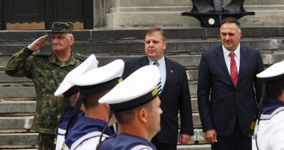 Каракачанов отиде на свиждане на оцелелите пилоти от падналия вертолет „Пантер“, посочи какъв проблем имат