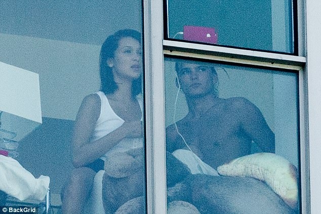 Папараци заснеха Бела Хадид, гола с мъж в апартамента ѝ! Тя избухна: Болни сте! (СНИМКИ)