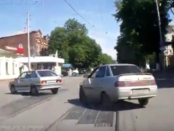 "Свинска постъпка". Хвърлиха боклук през страничния прозорец, от колата отзад им го върнаха
