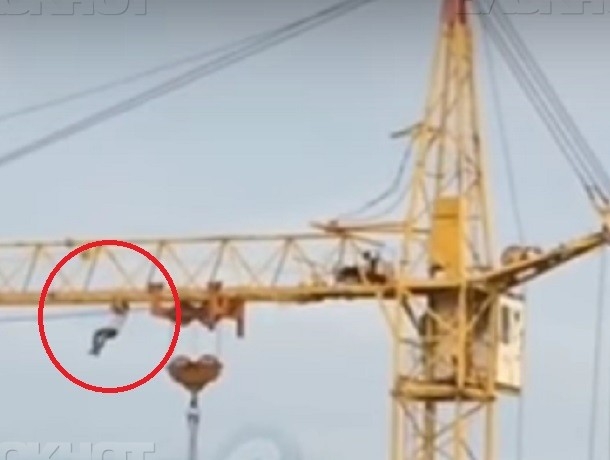 Тинейджър увисна от кран, приятелите му го зарязаха (ВИДЕО)