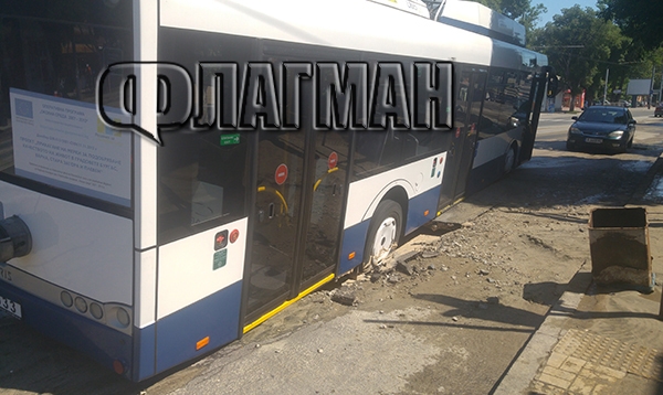 Бургаски тролей пропадна в земята, като по чудо няма пострадали (СНИМКА)