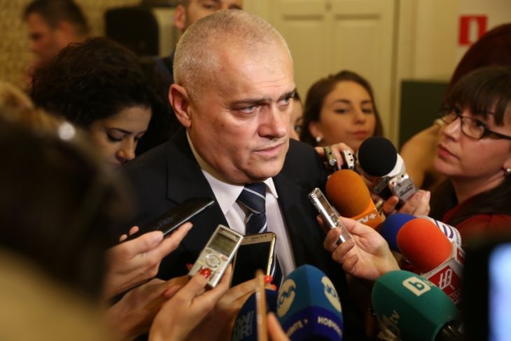 Първо в БЛИЦ! Елена Йончева издебна министър Радев в кулоарите и... (СНИМКИ)