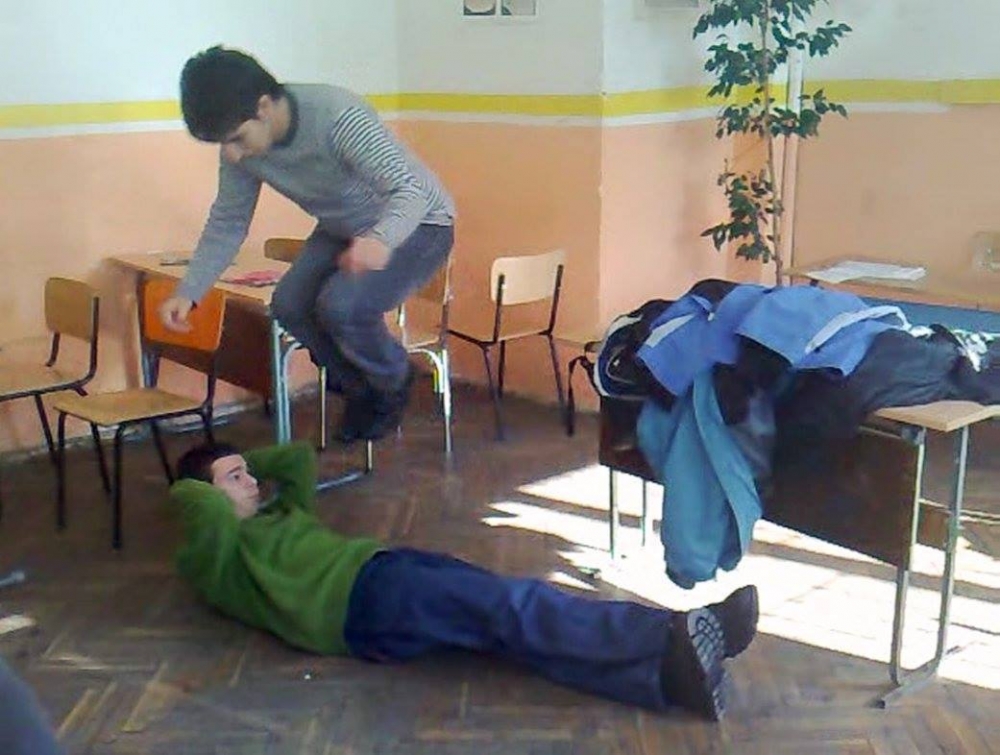 Брутално ВИДЕО 18+! Ритат, бият и скачат върху ученик в класната стая!