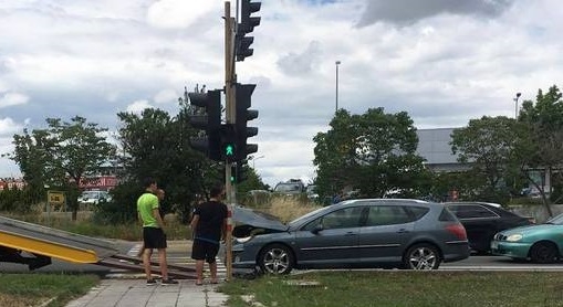 Кола се подпали в движение, спасиха трима души 