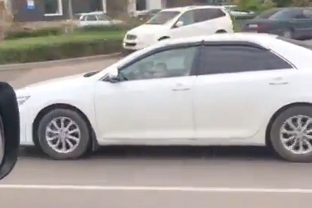  Запечатаха на ВИДЕО как малко дете кара автомобил на оживен път (СНИМКИ)