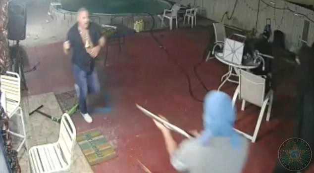 Попаднаха на грешния човек! Собственик с мачете успя да защити къщата си от петима бандити с оръжие (СНИМКИ/ВИДЕО)