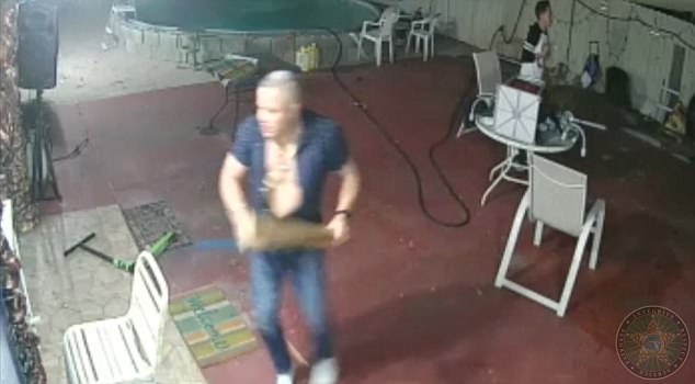 Попаднаха на грешния човек! Собственик с мачете успя да защити къщата си от петима бандити с оръжие (СНИМКИ/ВИДЕО)