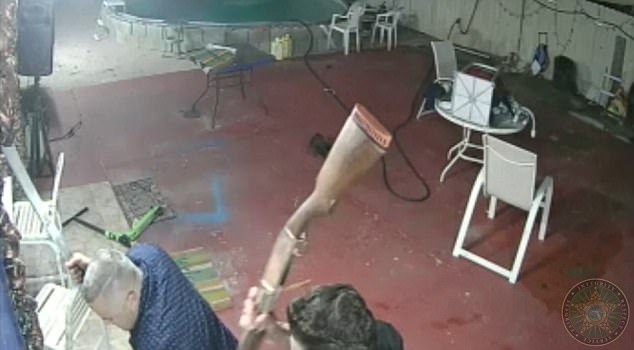 Попаднаха на грешния човек! Собственик с мачете успя да защити къщата си от петима бандити с оръжие (СНИМКИ/ВИДЕО)