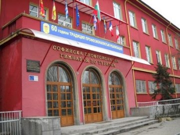 Шокиращи подробности за дивия екшън с момчето, пребило даскалица в елитно столично школо