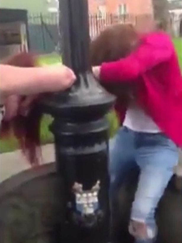 Пълен потрес! Две жени си спретнаха брутално меле в детски парк (СНИМКИ/ВИДЕО 18+) 