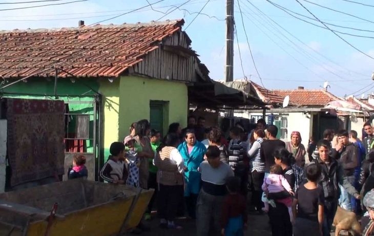 Първо в БЛИЦ: Ченгета и жандармерия окупираха Пещера и Велинград, тарашат ромски махали 