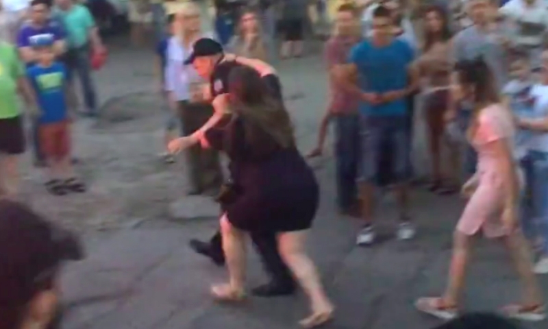 Скандално ВИДЕО обиколи мрежата, бременни жени се бият с полицаи в Русия