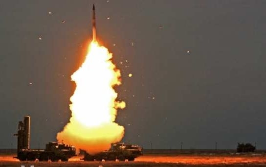  Първо в БЛИЦ! Сирийски блогъри съобщиха току-що: Ракета С-300 засече и порази неизвестна цел до военноморската база Тартус (СНИМКА)
