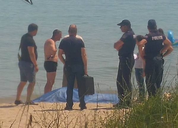 Драма! Синът плаче над трупа на майка си, загинала на плажа на Крайморие (СНИМКИ)